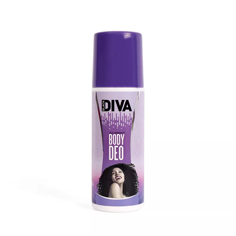 Kvinde Brug Roll-on Deodorant